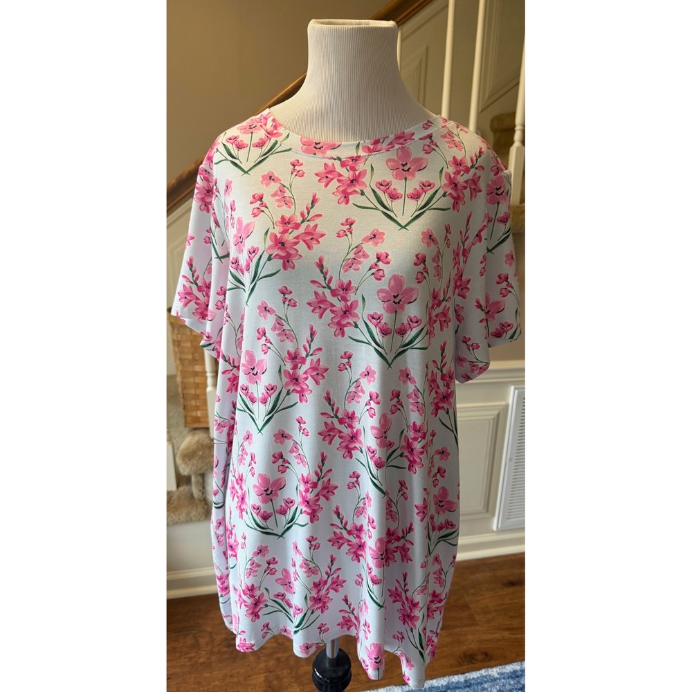 Crown & Ivy Womens 1X Pink Floral Short Sleeve Crew Neck T-Shirt White Knit Top